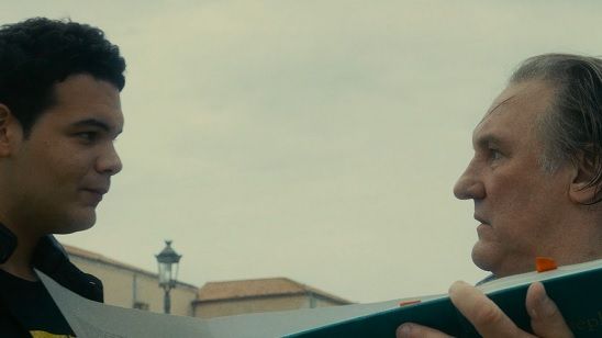 Imagem da notícia Gérard Depardieu lida com a ignorância da juventude em cena de Tour de France (Exclusivo)