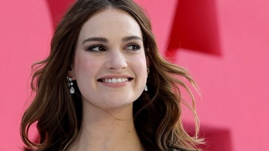 Lily James vai interpretar versão jovem da personagem de Meryl Streep em sequência de Mamma Mia