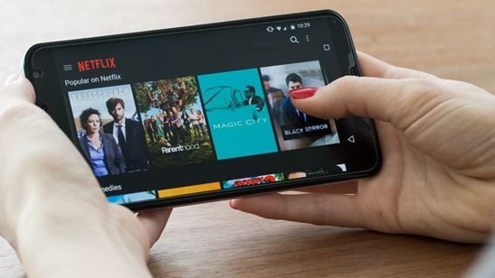Assinantes que assistem conteúdos no celular impulsionam crescimento da Netflix