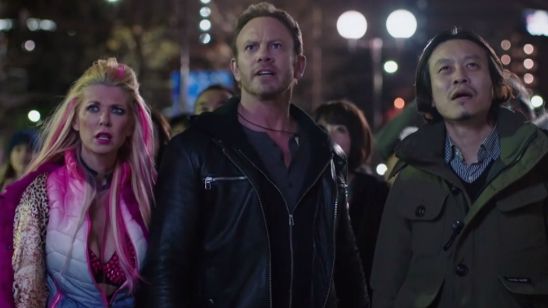 Imagem da notícia Só um tornado de tubarões pode unir o mundo no trailer de Sharknado 5: Voracidade Global