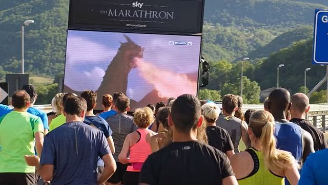 Imagem da notícia Maratona de Game of Thrones na Itália fez os fãs correrem (de verdade) para ver a série