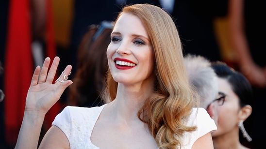 Imagem da notícia Molly's Game: Jessica Chastain, morena, supervisiona jogatina na primeira imagem oficial do drama