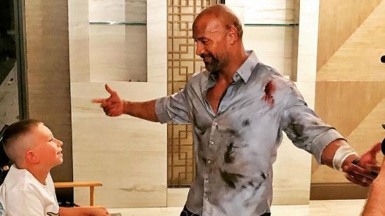 Imagem da notícia Dwayne Johnson conhece jovem herói que utilizou técnica médica apresentada em Terremoto - A Falha de San Andreas