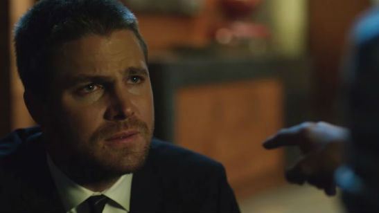 Arrow: Oliver Queen tenta conciliar as tarefas de pai e vigilante em novo trailer da 6ª temporada