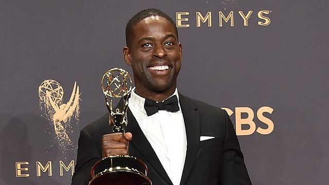 Emmy Awards 2017: Após ter microfone cortado, Sterling K. Brown termina seu discurso nos bastidores