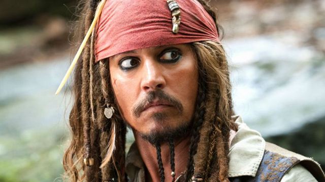 Produtor de Piratas do Caribe revela que Johnny Deep carrega traje de Jack Sparrow para todos os lugares