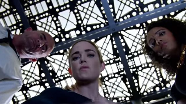 Imagem da notícia Legends of Tomorrow: Prévia da terceira temporada traz romanos, Gorila Grodd, Damien Darhk e até o DeLorean