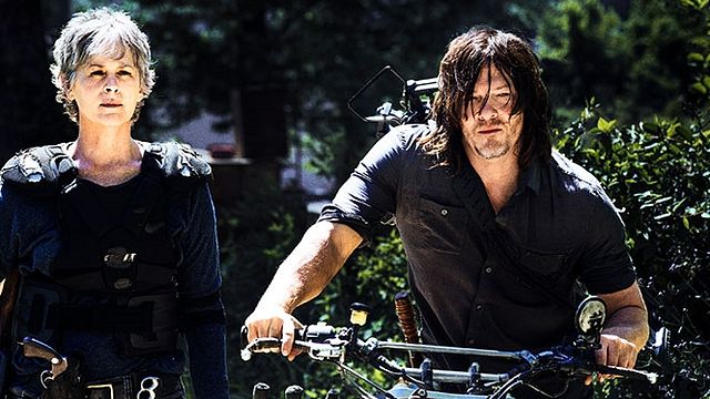 Imagem da notícia The Walking Dead: Carol e Daryl se abraçam em clipe da oitava temporada