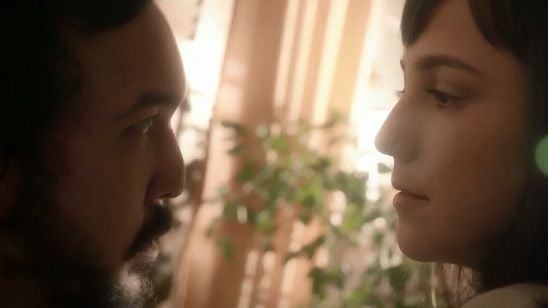 Imagem da notícia Gigante Leo tenta conquistar Camila Márdila no trailer de Altas Expectativas