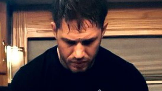 Imagem da notícia Venom: Nova foto traz Tom Hardy como Eddie Brock no set de filmagens