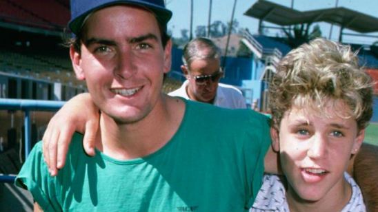 Imagem da notícia Charlie Sheen teria abusado de Corey Haim durante as filmagens de A Inocência do Primeiro Amor, de 1986