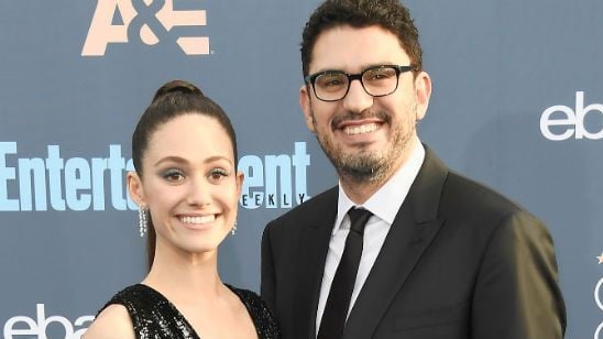 Imagem da notícia Angelyne: Emmy Rossum vai estrelar nova minissérie do criador de Mr. Robot