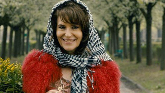 Imagem da notícia "Acho burrice criticar uma heterossexual como eu por interpretar uma transexual", afirma Fanny Ardant sobre o drama Lola Pater (Exclusivo)