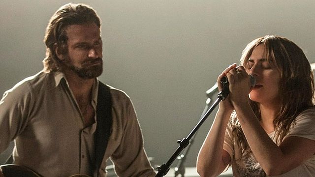 Imagem da notícia Lady Gaga e Bradley Cooper dividem o microfone em nova foto de Nasce Uma Estrela