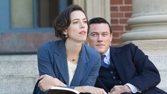 Imagem da notícia Professor Marston: "A Mulher-Maravilha foi escrita para ensinar os homens que era preciso aceitar as mulheres em posição de poder", afirma Rebecca Hall