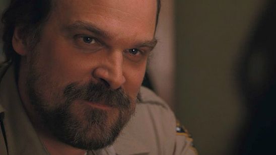 Imagem da notícia Stranger Things: David Harbour gostaria que Hopper contracenasse com Steve e Dustin na 3ª temporada
