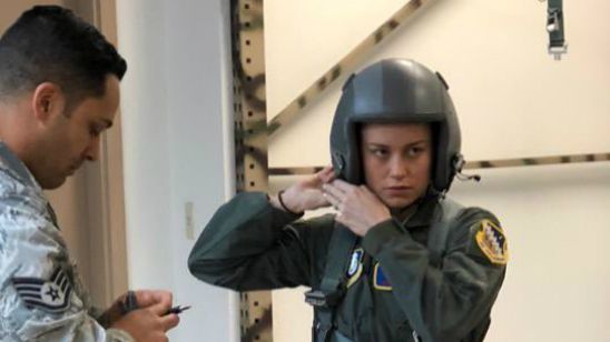 Imagem da notícia Capitã Marvel: Brie Larson está pronta para voar em foto dos bastidores