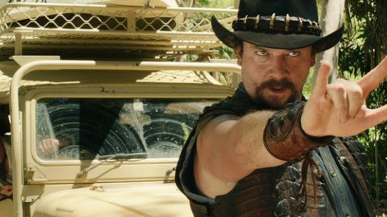 Imagem da notícia Reboot falso de Crocodilo Dundee ganha trailer com Chris Hemsworth e Danny McBride