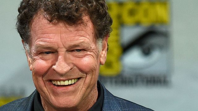 Imagem da notícia Legends of Tomorrow: John Noble, de Fringe e O Senhor dos Anéis, vai aparecer como ele mesmo na série