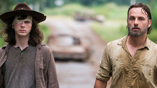 Imagem da notícia The Walking Dead: Andrew Lincoln faz serenata de despedida para Chandler Riggs