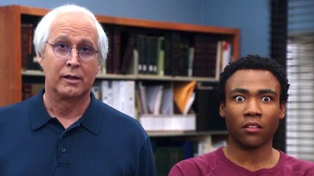 Imagem da notícia Chevy Chase fazia piadas racistas durante as filmagens de Community, afirmam Donald Glover e Dan Harmon