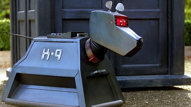 Imagem da notícia Doctor Who: K-9 é visto nos sets de filmagem da 11ª temporada