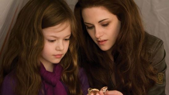 Mãe e filha na saga Crepúsculo, Kristen Stewart e Mackenzie Foy se reencontram em evento