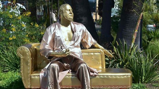 Imagem da notícia Oscar 2018: Artista expõe estátua de Harvey Weinstein em sofá para denunciar assédio em Hollywood