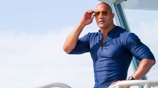 Imagem da notícia Framboesa de Ouro 2018: The Rock aceita o troféu ganho por Baywatch
