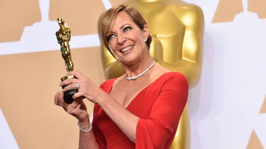 Fazendo a festa! Allison Janney leva seu Oscar para as filmagens de Mom