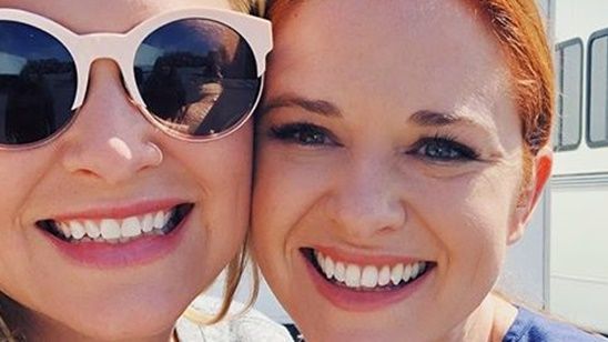 Imagem da notícia Grey's Anatomy: Fãs enviam mensagem em avião para Sarah Drew e Jessica Capshaw