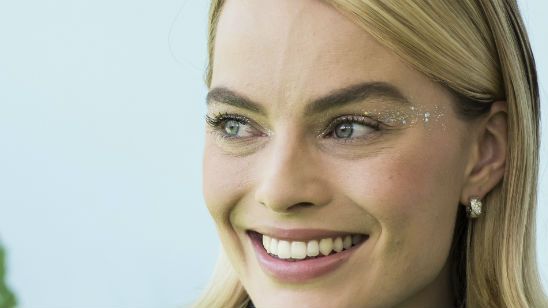 Imagem da notícia Margot Robbie vai produzir série focada em personagens femininas criadas por William Shakespeare
