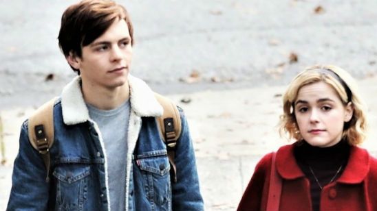 Imagem da notícia Sabrina: Kiernan Shipka e Ross Lynch são flagrados nas gravações do reboot