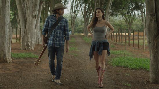 Imagem da notícia Gabriel Sater e Thaila Ayala vivem amor sertanejo em Coração de Cowboy. Confira o cartaz (Exclusivo)