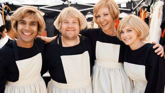 Imagem da notícia Allison Janney, Anna Faris e Kunal Nayyar recriam A Noviça Rebelde no meio da rua