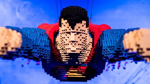 Imagem da notícia Personagens da DC viraram esculturas de Lego em exposição em Paris 