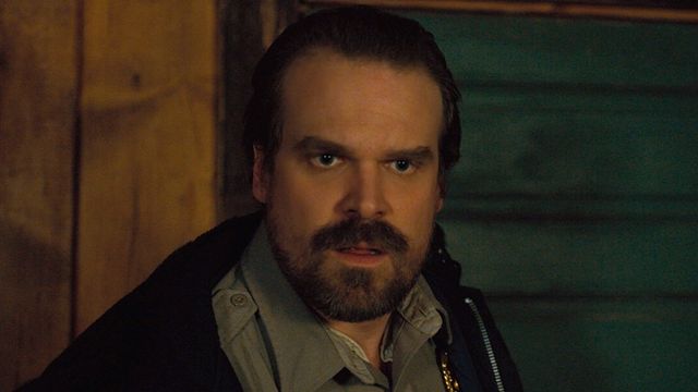 Stranger Things: Xerife Hopper apresenta novo visual em primeira imagem da terceira temporada