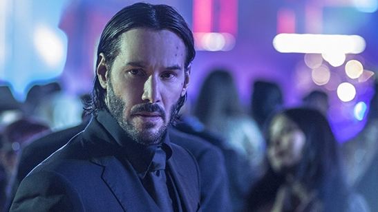 Keanu Reeves está num ambiente neo-noir em imagem de bastidores de John Wick 3