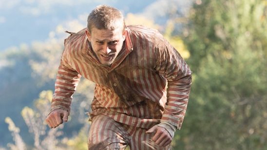 Imagem da notícia Charlie Hunnam luta para escapar da prisão no primeiro trailer de Papillon