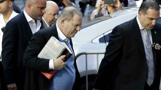 Imagem da notícia Harvey Weinstein é preso e processado por estupro, mas se declara inocente