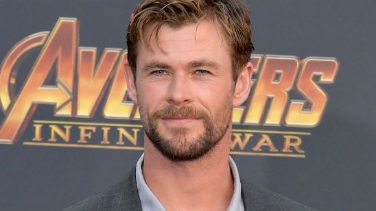 Chris Hemsworth não tem medo da chuva na primeira foto de Bad Times at the El Royale