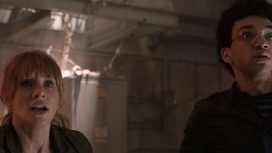 Imagem da notícia Dinossauro atrai vítima em novo cartaz de Jurassic World: Reino Ameaçado