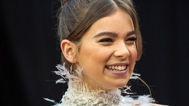 Imagem da notícia Hailee Steinfeld será Emily Dickinson em nova série da Apple