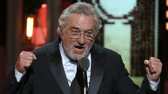 Robert De Niro manda recado obsceno para Donald Trump no palco do Tony Awards