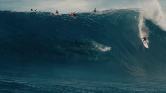 Imagem da notícia Jurassic World: Surfista brasileiro de ondas gigantes cogita processar Universal após ter sua imagem utilizada no filme