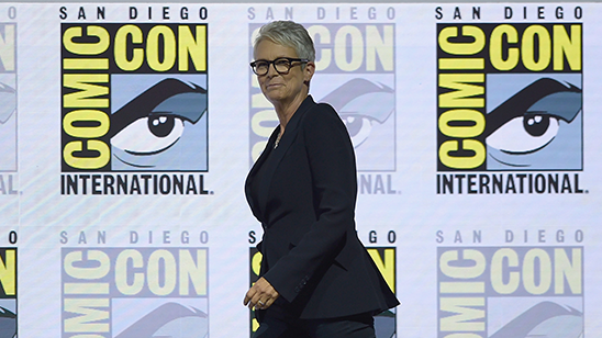 Imagem da notícia Comic-Con 2018: Fã emocionado diz que Halloween salvou sua vida e é abraçado por Jamie Lee Curtis