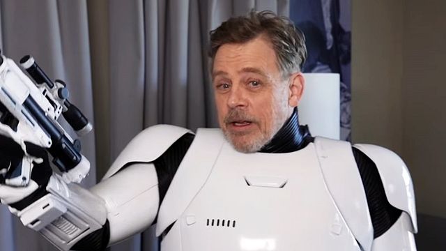 Imagem da notícia Comic-Con 2018: Mark Hamill faz cosplay de Stormtrooper e Darth Vader laranja durante a convenção