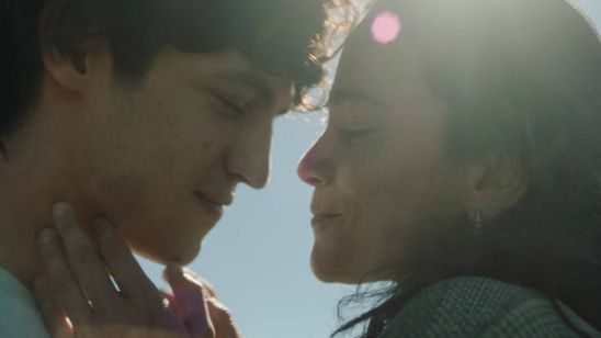 Imagem da notícia Eduardo e Mônica: Filme inspirado na canção da banda Legião Urbana ganha novas fotos