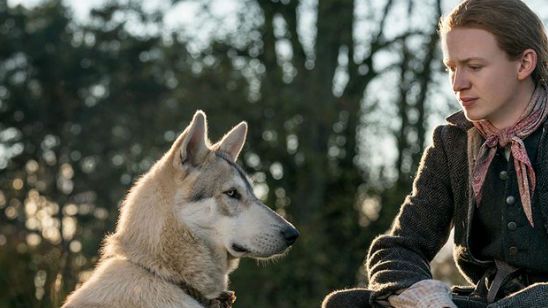 Imagem da notícia Outlander: Fotos da 4ª temporada destacam amizade entre jovem Ian e Rollo