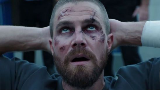 Imagem da notícia Arrow: Oliver Queen deixa de ser o Arqueiro Verde em novo trailer da 7ª temporada